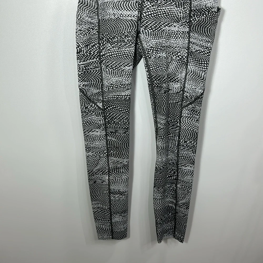 Lululemon Grey And White Snakeskin Print Crop leggings size 6.